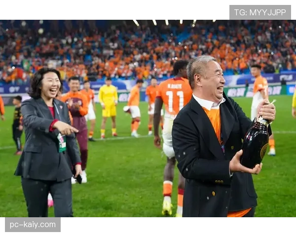 【2026年4月中超联赛·非赛事·教育“足球进校园”活动走进青岛，海牛球员担任一日体育教练